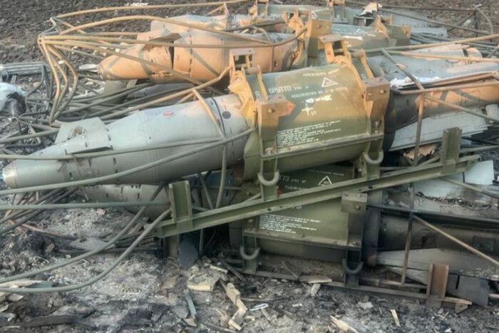 Вибухи на аеродромі «Морозовск»: у мережі з'явилися фото знищених боєприпасів