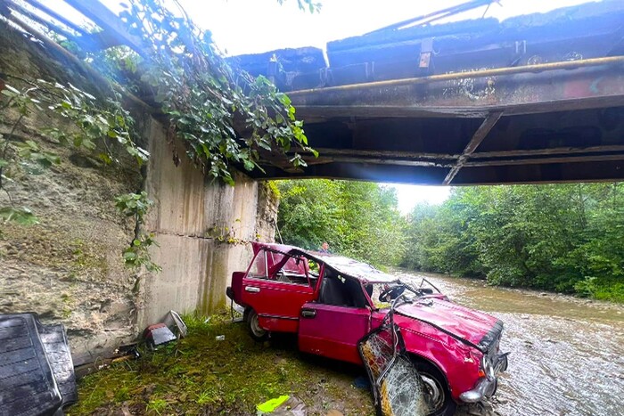 На Прикарпатті авто впало з мосту, є постраждалі (фото)