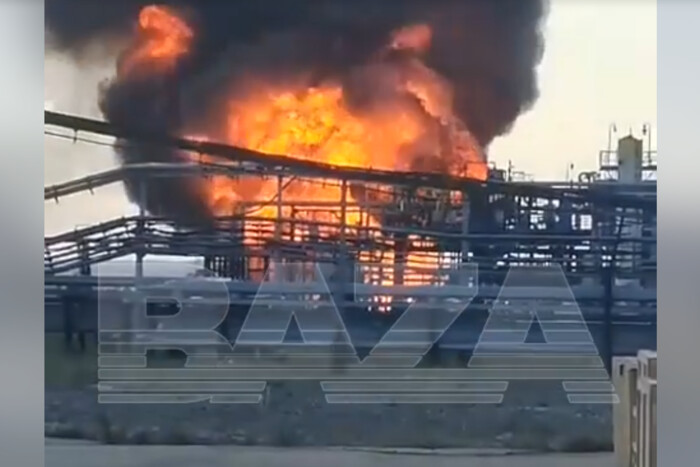 У Комі стався вибух на нафтопереробному підприємстві, спалахнула пожежа (відео)