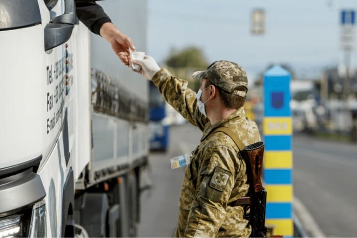 10 перевізників переправляли чоловіків за кордон:  як їх покарали