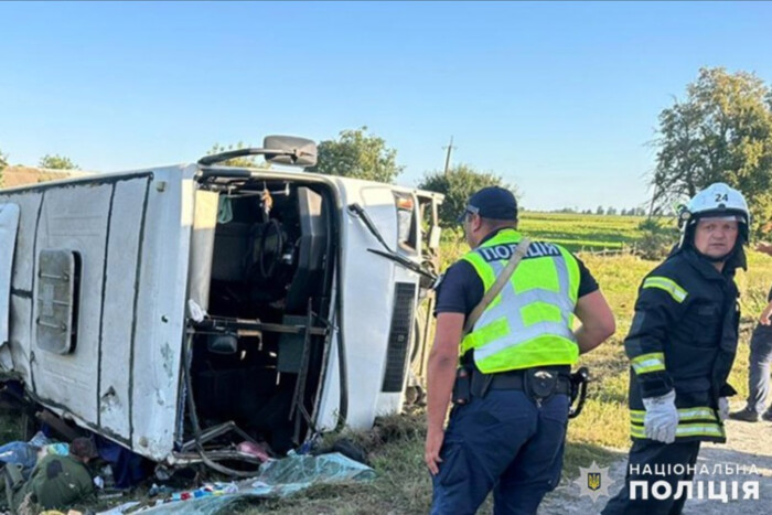 На Хмельниччині перевернувся автобус з дітьми: є загиблі та поранені