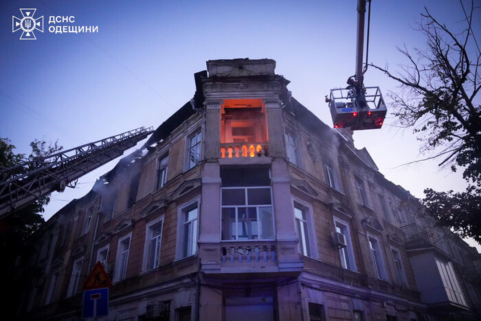 У центрі Одеси під час ракетного удару спалахнув будинок