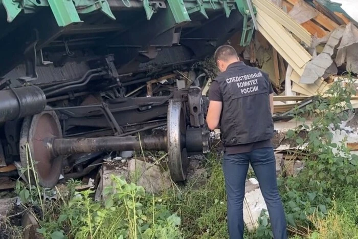 Вантажний потяг зійшов з рейок і влетів у склади в Оренбурзькій області (відео)