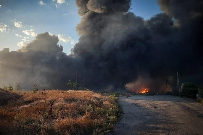 У Миколаєві спалахнув асфальтний завод. Над містом чорний дим (фото)