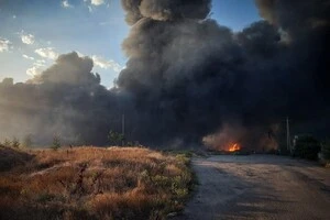 У Миколаєві спалахнув асфальтний завод. Над містом чорний дим (фото)