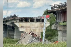 Після останнього удару, який набито відбувся близько 17:00 за київським часом, обрушився один із прольотів мосту