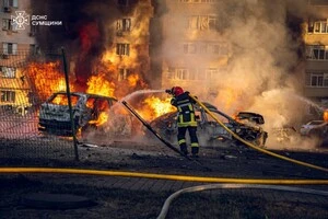 Рятувальники показали кадри пожежі на місці ракетного удару по Сумах