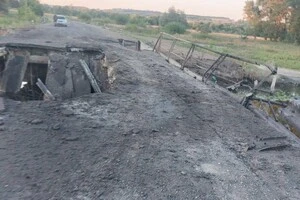 У мосту через річку Сейм утворилася величезна діра