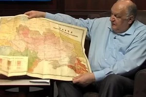 Професор Павло Гриценко демонструє російську карту, якій 150 років