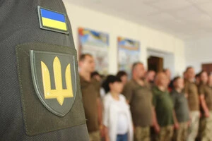 Омбудсман Лубінець підкреслив, що згідно зі статтею 59 Конституції України, кожен має право на професійну правничу допомогу