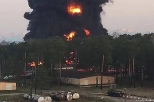 Пожежа на нафтобазі у Пролетарську триває п'яту добу