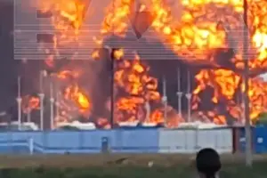 Нафтобаза, яка палає на Ростовщині шостий день, знову зазнала атаки дрона (відео)