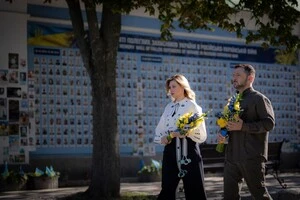 Подружжя Зеленських поклало квіти до Стіни пам’яті полеглих за Україну