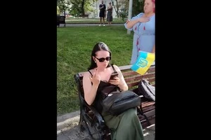 Працівниця ОВА відмовилася встати під час гімну