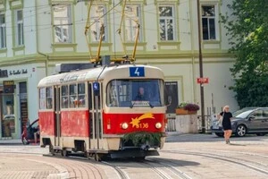 На вулицях Чехії у розпал літа з'явився різвяний трамвай з ялинкою (відео)