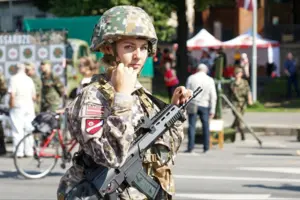 Латвія планує ввести строкову службу для жінок