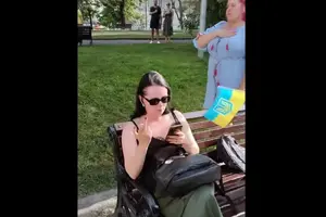 Лідія Данько заявила, що під час гімну листувалася щодо робочих питань у телефоні