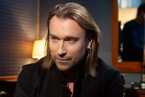 Артист наголосив, що «не збирається виправдовуватися» за свою відсутність, і його цікавить лише те, коли «буде перемога»