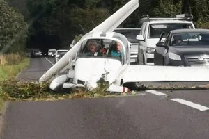 У Англії літак врізався у жваву трасу