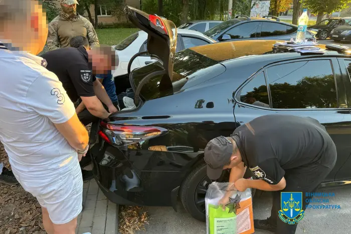 Двоє вінничан вимагали гроші у малозабезпечених сімей