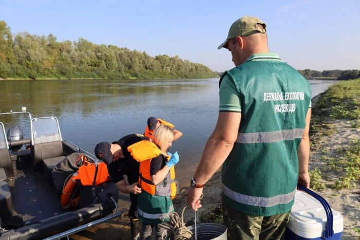 На Десні розпочато заходи з локалізації органічного забруднення (фото)