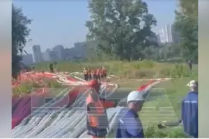 У мережі з'явилося відео великої кількості пожежних рукавів біля одного з об'єктів Москви