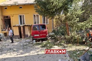 Потрощені авто, зруйновані пам'ятки архітектури: фоторепортаж із місць удару у Львові