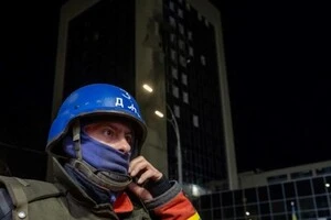 У Києві на місці падіння уламків працюють рятувальники