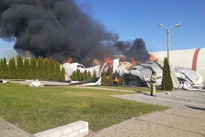 Білгород здригнувся від вибухів, у небі видніється стовп диму (відео)