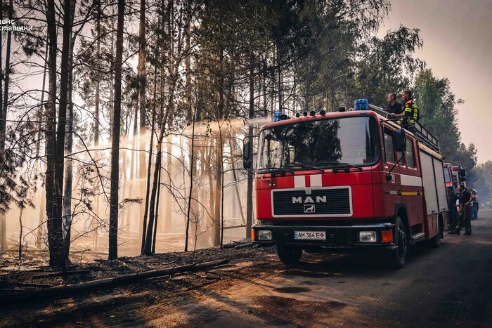 На Київщині майже 400 рятувальників борються з пожежею на відкритій території (фото)