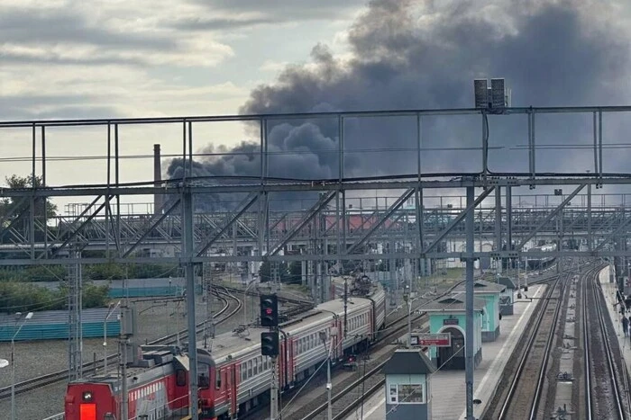 В Омську спалахнув військовий завод, валить густий стовп диму (відео)