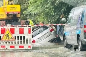 У Києві автівка провалилася під асфальт