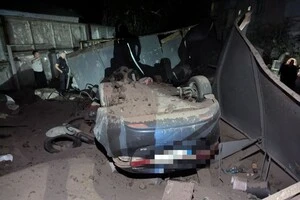 Внаслідок обстрілу пошкоджено багатоповерховий житловий будинок, господарчі споруди, автомобілі, будівлі підприємства