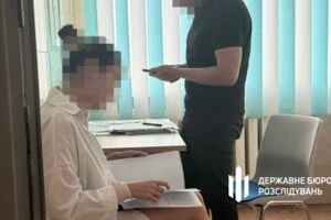 Працівниці правоохоронного органу повідомлено про підозру у незаконному переправленні осіб через державний кордон за попередньою змовою групою осіб