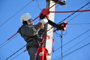 За добу енергетики ДТЕК повернули світло двом десяткам населеним пунктам після обстрілів