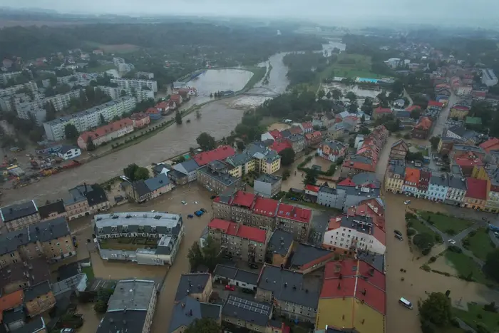 Одне із польських міст під загрозою затоплення: оголошено евакуацію населення (фото, відео)