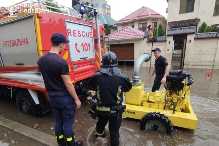 У воді вулиці, будинки та автомобілі: рятувальники показали наслідки негоди в Одесі