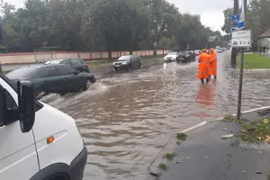 В Одесі випала півмісячна норма дощу: які вулиці наразі підтоплено (фото, відео)