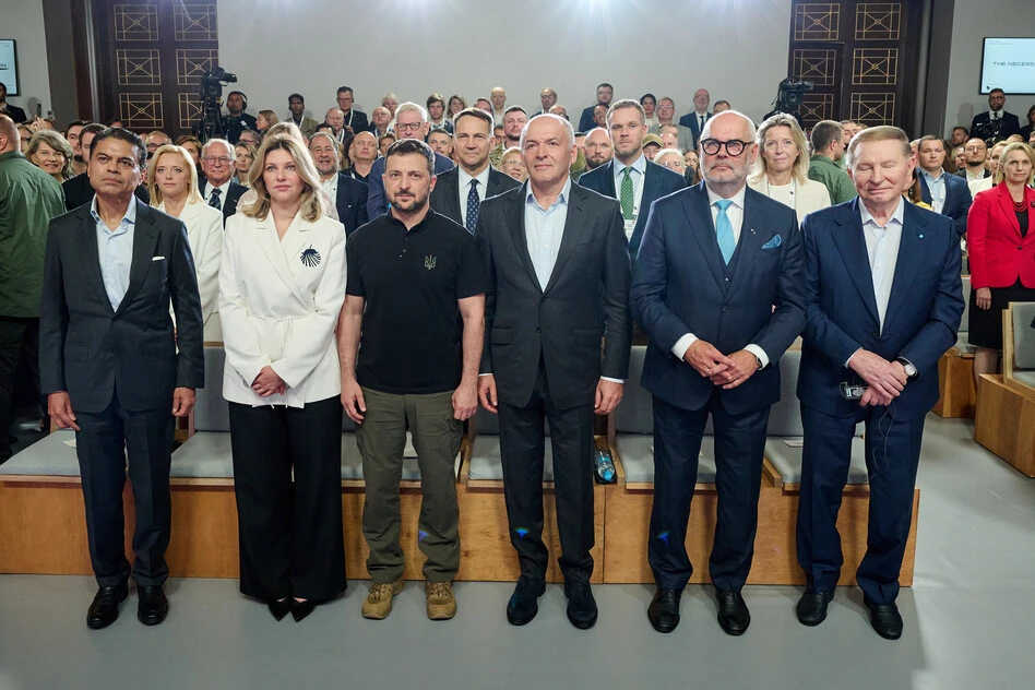 Президенти, прем’єри, міністри, генерали та воїни з передової. Конференція YES у фото і цитатах