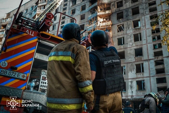 Зеленський: під завалами багатоповерхівки у Харкові є люди