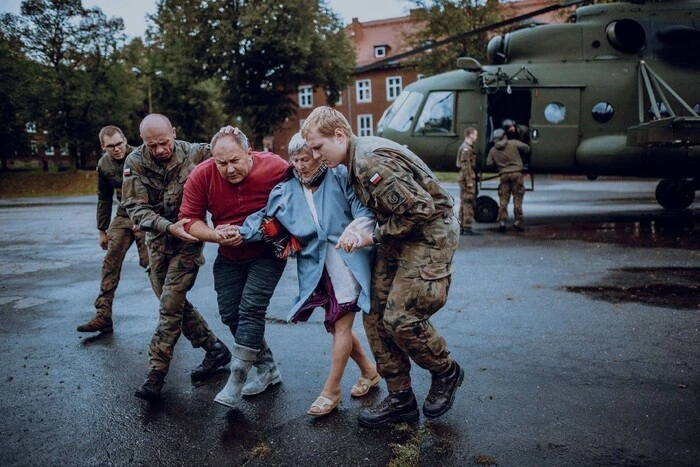 У Польщі постраждалих від повені рятують гелікоптери