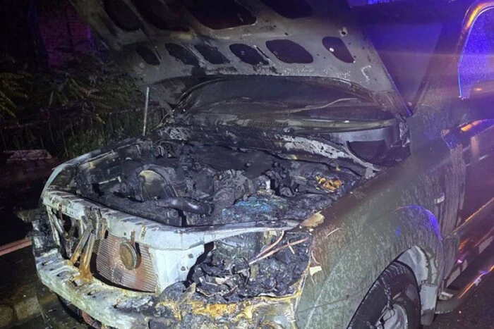 У Києві неповнолітній спалив авто, яке журналісти купили для військових (фото)