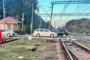 Юнак переходив залізничний переїзд на заборонений сигнал світлофора