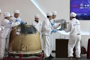 Дослідники готуються зважити місячні зразки Chang'e 6