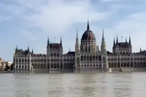 Будівля угорського парламенту йде під воду (фото, відео)