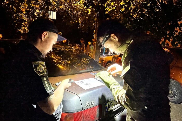 У Дніпрі поліція затримала чоловіка, який кинув гранату під припарковане авто