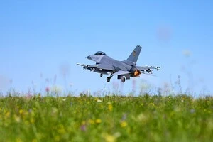 Уламки ракети РФ могли пошкодити двигун та інші частини F-16, внаслідок чого той розпався на частини