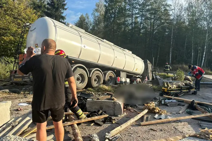 На Рівненщині автоцистерна врізалась у блокпост: загинув поліцейський (фото)