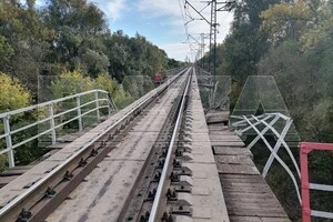 Наразі рух поїздів по мосту тимчасово призупинено