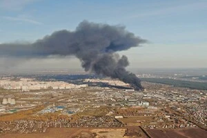 У Барнаулі спалахнула масштабна пожежа, горить меблева фабрика 